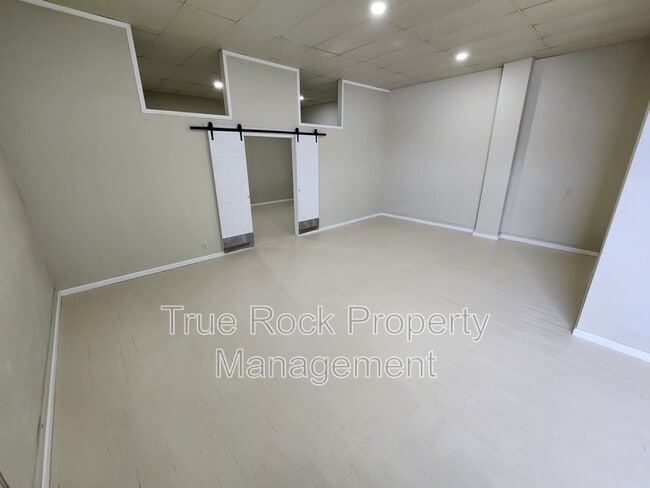208 E MAIN, Apt #3 (BILLS PAID- not including tv or wifi) - 208 E MAIN, Apt #3 (BILLS PAID- not including tv or wifi)