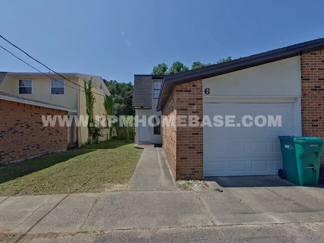 Building Photo - Spacious Dog-Friendly Townhome | Minutes from Eglin AFB & Hurlburt Field