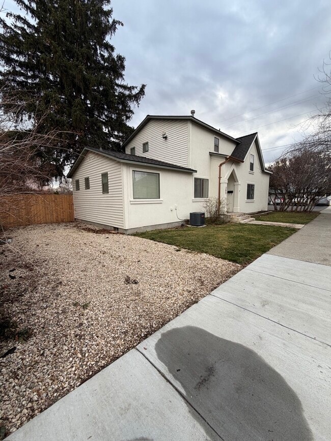 Photo - 385 E 2nd S St