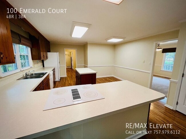 100 Emerald Ct