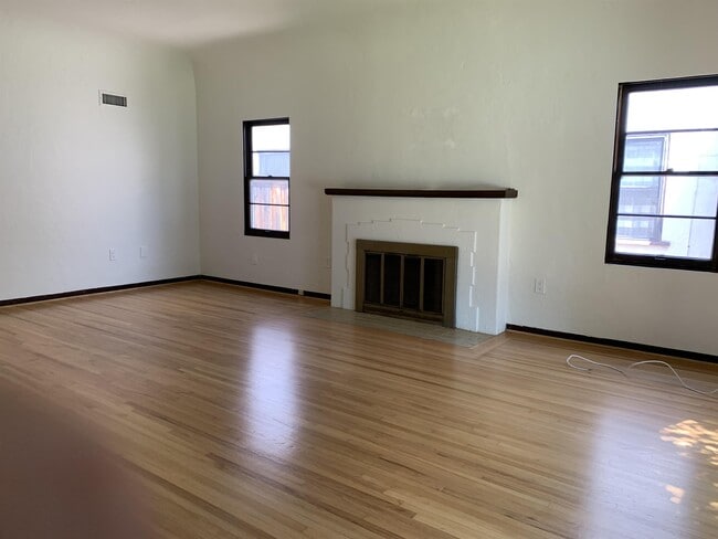 Photo - 4772 Edgeware Rd