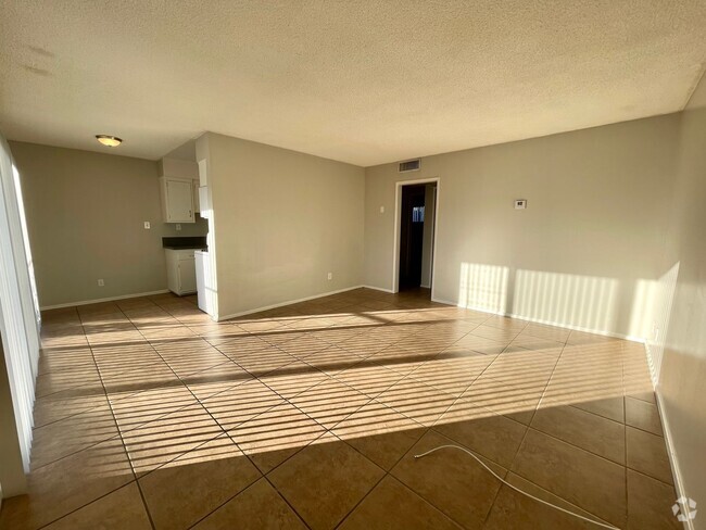 Building Photo - COMING SOON!! 2 Bedroom 1 Bath Apartment i... Unit B