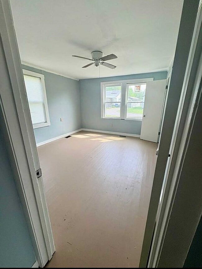 Photo - 4 Bedroom Home!