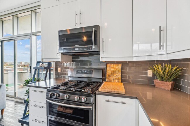 Photo - HUGE 10th Floor Luxury 2 Bed, 2 Full Bath ...