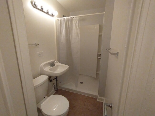 Bathroom - 1528 W Pratt Blvd