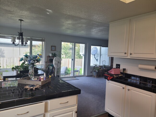 Kitchen dining room - 17464 Dunbar Rd Unit 1