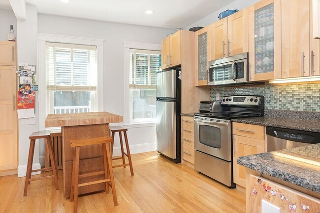 Building Photo - 24 Montgomery St Unit 1 Rental
