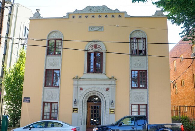 Building Photo - Gorgeous Corner 1-Bed with Built-ins in Coveted NW Location! Unit 102