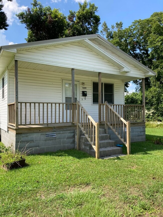 Building Photo - 1209 Main St