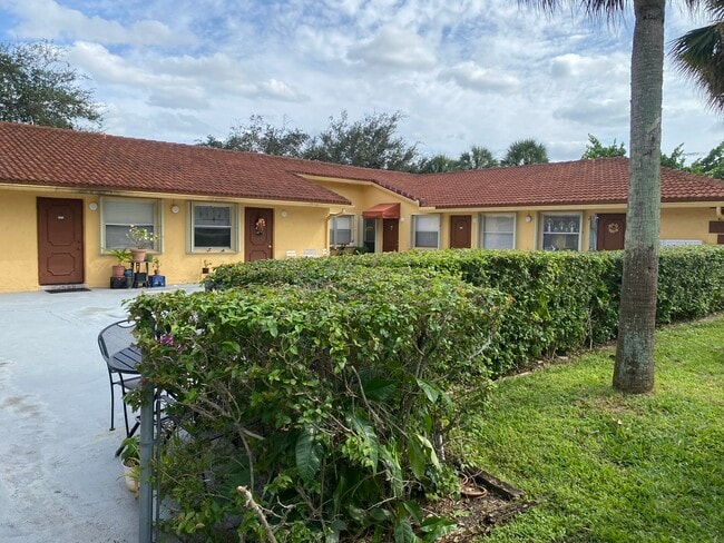 Building Photo - 3483 Coral Springs Dr Unit 4