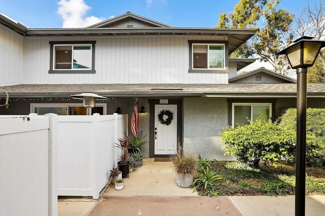 Beautiful 3 Bedroom, 3 Bathroom Home in the Heart of Yorba Linda - Beautiful 3 Bedroom, 3 Bathroom Home in the Heart of Yorba Linda