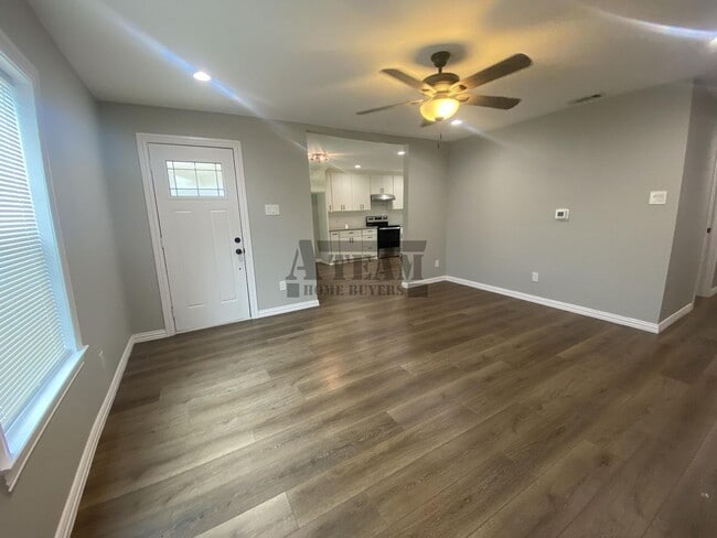 Photo - Beautiful 2 Bed 1 Bath house for rent!!