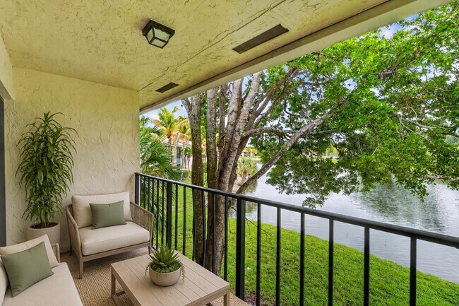 Building Photo - 1543 Lake Crystal Dr Unit G