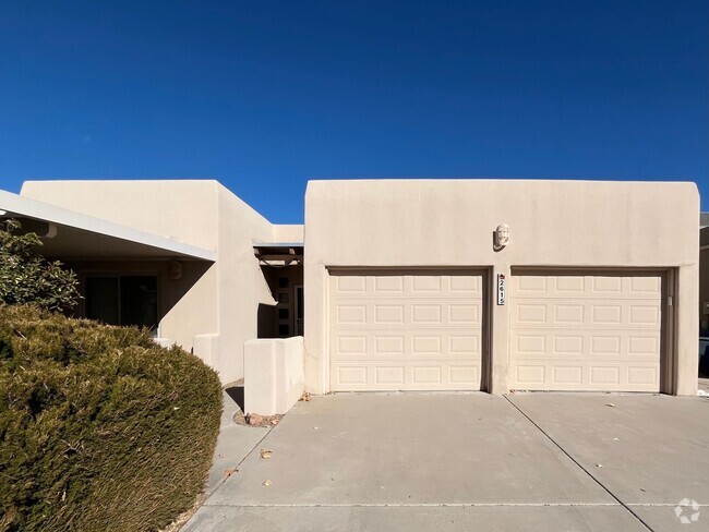 Building Photo - Southwestern 3 Bedroom 2 Bathroom Home In ...