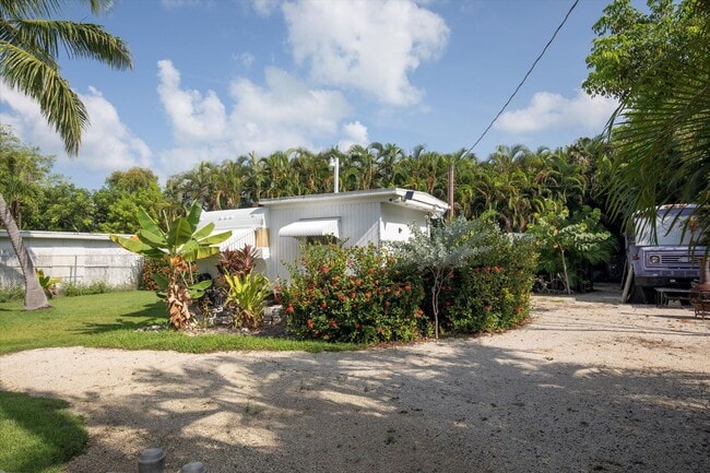 Building Photo - Bright & Newly Renovated FURNISHED 1-Bedroom Rental