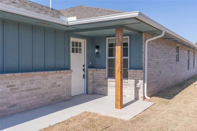 Photo - 787 NE 4th St