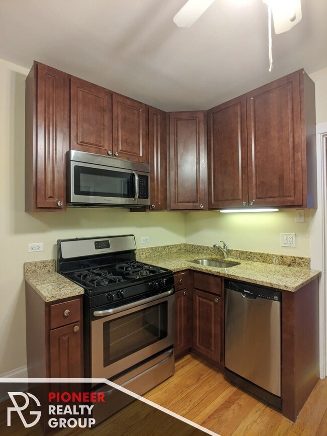 Building Photo - 2122 W Ainslie St Unit 2100-1W Rental