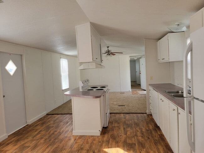 Building Photo - Ready to move in!