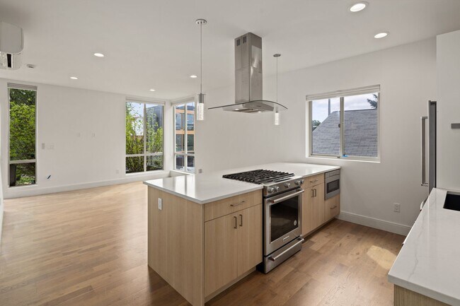 Photo - Stunning West Queen Anne Retreat with Iconic Puget Sound Views