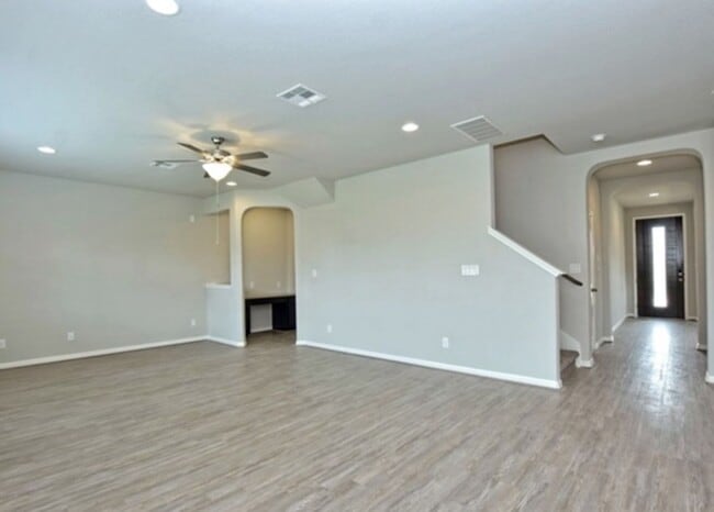 GORGEOUS 4BR 2.5 BATH WITH LOTS OF NEIGHBO... - GORGEOUS 4BR 2.5 BATH WITH LOTS OF NEIGHBO... House