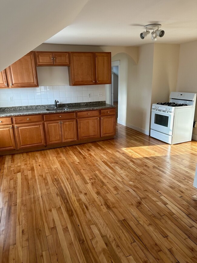 Building Photo - 175 Millbury St Unit 2