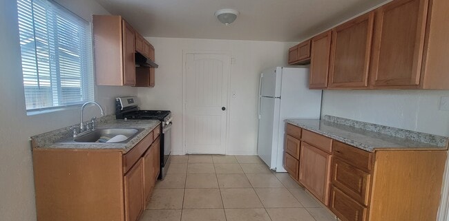 Photo - 1688 Linden St