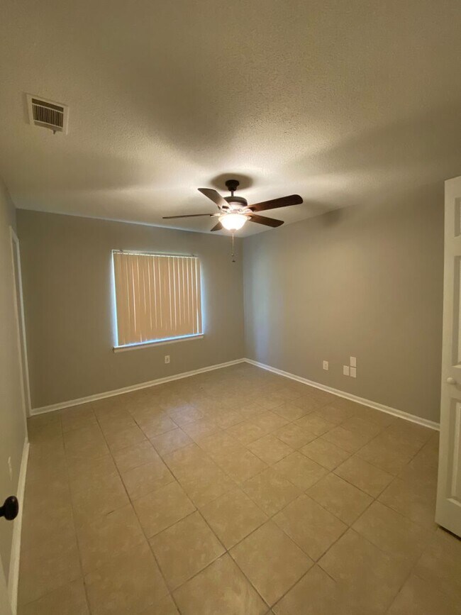 Photo - 239 Pointe S Dr