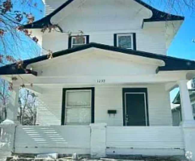 Building Photo - 1239 SW Garfield Ave Rental