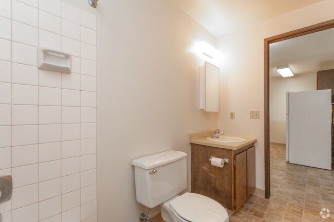 1BR, 1BA - 611 SF