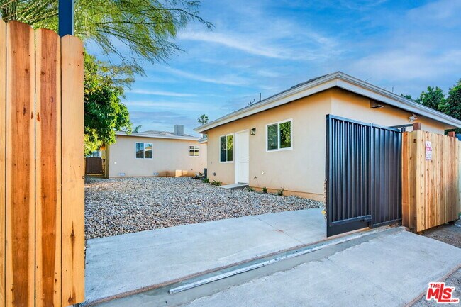 Photo - 17625 Burbank Blvd