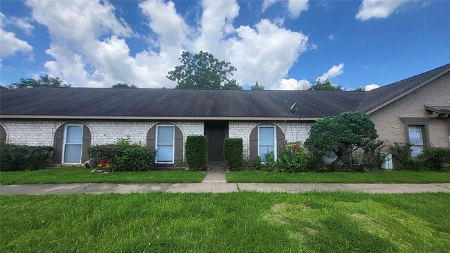 Building Photo - 12435 Sharpview Dr Unit 12435 Rental
