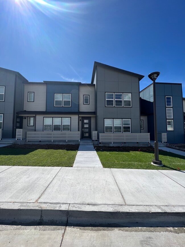 Photo - 1539 Spring Water Pt