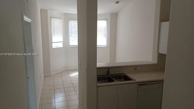 Building Photo - 1666 SE 27th Ct Unit 203 Rental