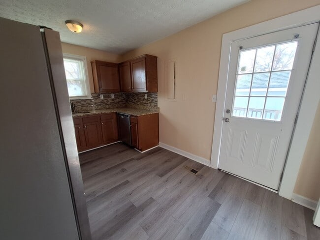 Photo - 652 Ellen Rd