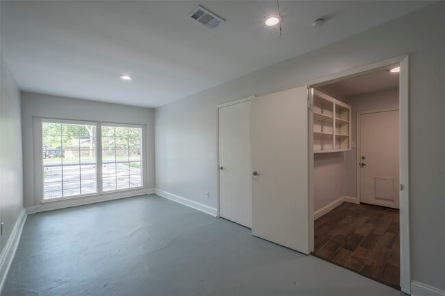 Building Photo - 3515 Lake Ridge Bend