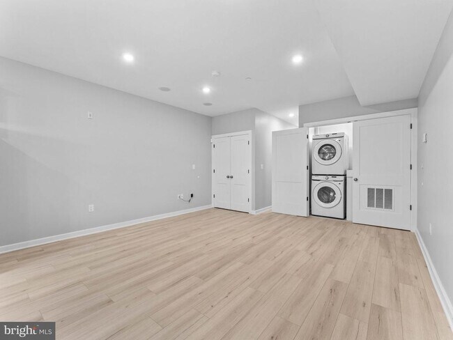 Photo - 1682 N 54th St