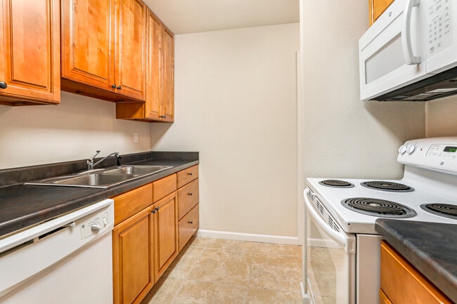 718 Kitchen - Sailboat Bay