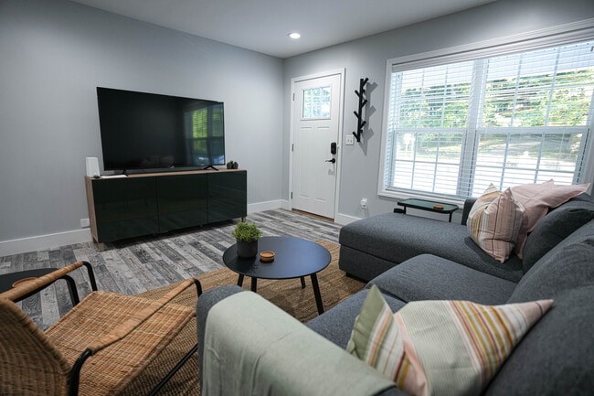 Photo - 1027 W 5th St