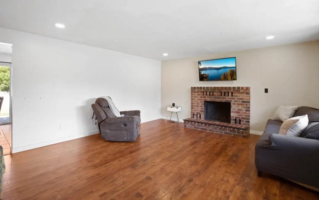 Photo - 990 Janes Rd