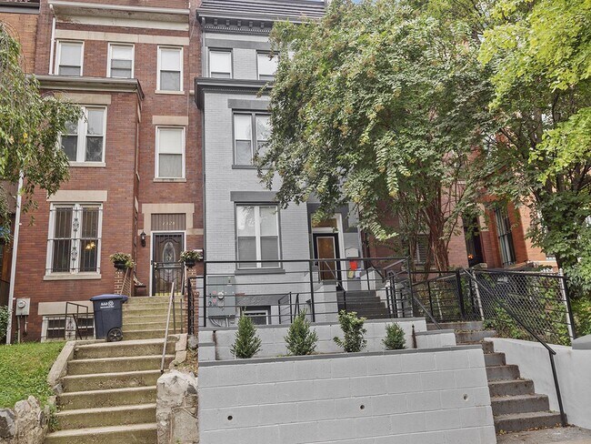 Chic Columbia Heights apartment by Yellow ... - Chic Columbia Heights apartment by Yellow ...