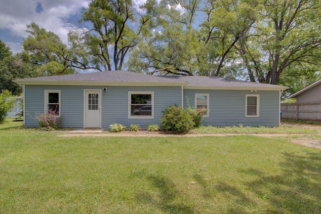Building Photo - 3 bed home