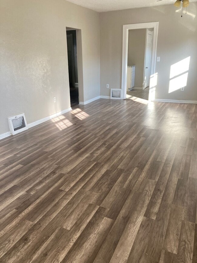 Photo - Spacious Recently updated 2 Bedroom 1 Bath...