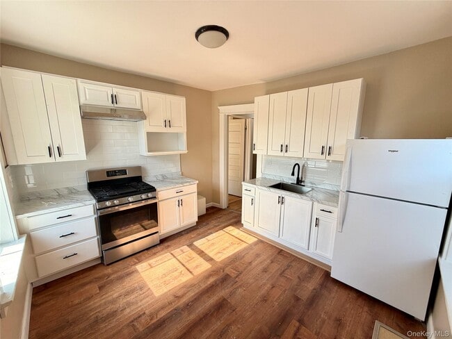 Building Photo - 194 Webster Ave Unit 1