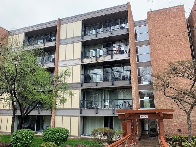 Building Photo - 6020 Oakwood Dr Unit 4H