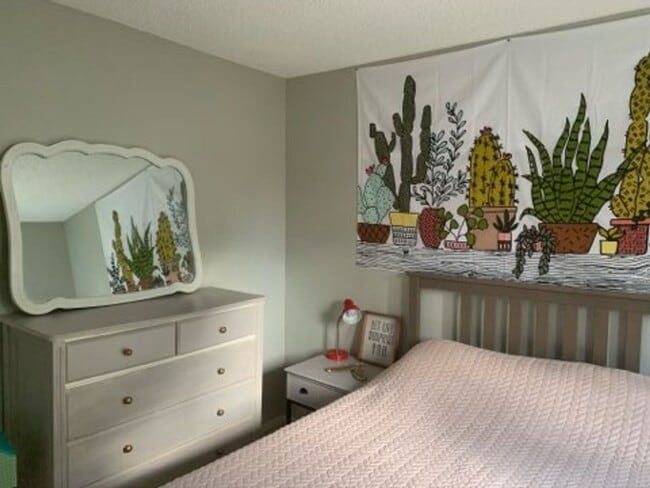 Photo - Huge room in a large shared home, private bathroom, great neighborhood, friendly roommates! Unidad 3