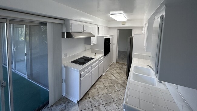 Kitchen - 289 S Barrington Ave Unit 302