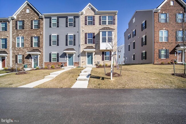 Photo - 208 Smt Pt Blvd Townhome