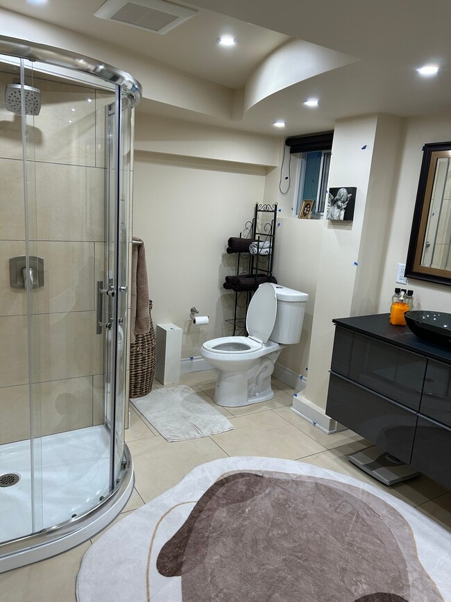 Photo - 9211 Chapmond Cres Unit 1