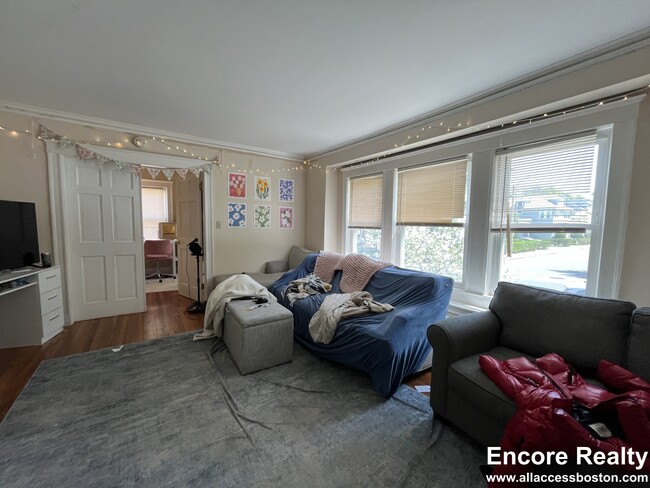 Building Photo - 289 Foster St Unit 1 Rental