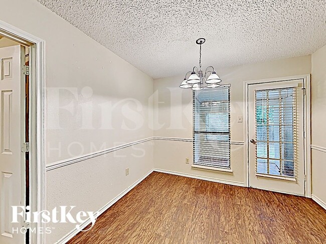 Photo - 811 W Lynn Creek Dr